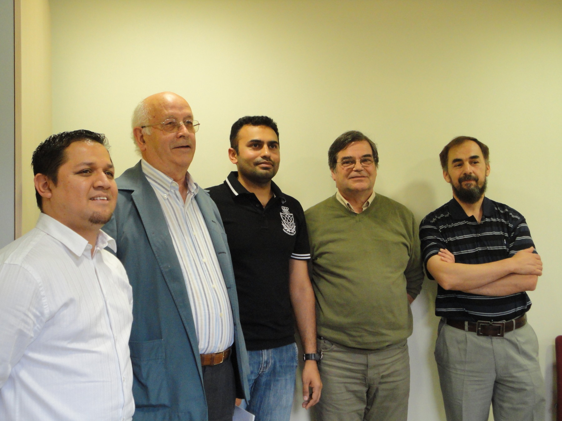 Mossèn Lluís Solà amb la resta d'iniciadors del Grup de Diàleg Interreligiós d'Olot
