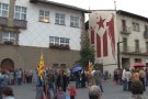 Un centenar de persones, convocades a través de les xarxes socials, han assistit a la concentració en contra de la Monarquia aquest vespre davant l'Ajuntament d'Olot