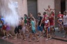 Tortellà celebra la Festa Major amb molta aigua i la inauguració d'una escultura de Liberto Nogué