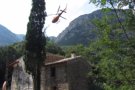 Un helicòpter transporta 30 tones de material fins a Sant Aniol d'Aguja per a la segona fase de construcció del refugi