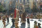 Els gegants, nans i cavallets fan el primer ball a la plaça major amb un sol de justícia