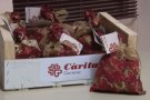 Càritas Garrotxa crea el 'Solidarisac', una bossa plena de fruits secs que posa a la venda durant la campanya de Nadal