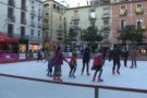 Ja ha entrat en funcionament la pista de gel de la Plaça Major, on s'hi podrà patinar fins el dia 7 de gener