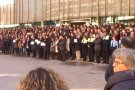 Unes 200 persones es concentren a Girona per condemnar l'atemptat a la redacció de la publicació francesa Charlie Hebdo
