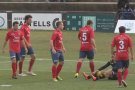 La Unió Esportiva Olot torna a remuntar un resultat advers (2-1) i enllaça per primera vegada aquesta temporada dues victòries consecutives en un partit marcat pel fort vent a l'estadi