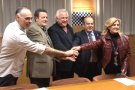 Els grups municipals d'Olot signen un acord inèdit per fer una campanya electoral austera sense sobredimensió de propaganda a la ciutat