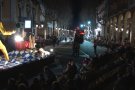 El temps respecta una exitosa rua de Carnaval a Olot amb 30 colles i 2.000 persones ballant i desfilant