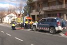 Un accident entre un turisme i una motocicleta provoca retencions de trànsit durant uns minuts a l'Avinguda Santa Coloma d'Olot