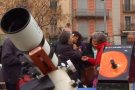 Diverses persones es reuneixen a Girona per observar l'eclipsi de sol