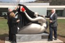 Inaugurada una escultura als donants de sang a l'Hospital d'Olot i Comarcal de la Garrotxa, obra de Rosa Serra