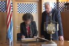 Rosa Serra firma el llibre d'honor de la ciutat d'Olot assegurant que la capital garrotxina li ha 