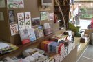 Els autors locals i els nacionals es combinen entre els llibres més venuts a Olot durant la diada de Sant Jordi
