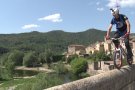 El pilot de trial i biketrial Marc Prat travessa el pont de Besalú per la barana amb bicicleta