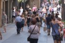 Les rebaixes atreuen la gent al centre d'Olot i aprofiten els descomptes de les botigues malgrat la calor