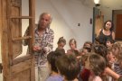 L'exposició 'L'ànima de la fusta' d'Evelí Adam rep les primeres visites de tallers i casals d'estiu