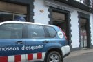 Entren de forma reiterada en bars garrotxins durant la nit per reventar les màquines escurabutxaques
