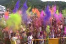 La primera Festa del Color de la Garrotxa ha atret més d'un centenar de persones a l'esplanada de la Bòbila de Les Preses
