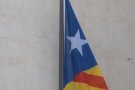 L'Ajuntament d'Olot penja la bandera estelada a tocar de la façana del consistori amb motiu de les Festes del Tura
