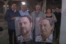 Junts pel Sí, Catalunya Sí que es Pot i la CUP escenifiquen l'inici de la campanya amb l'enganxada de cartells al Firal d'Olot