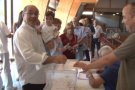 Lluís Guinó, número 7 de Junts pel Sí a Girona, exerceix el seu dret a sufragi a Besalú
