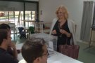 La número 10 del PP a Girona, Júlia Sala, vota a la llar d'infants de Sant Pere Màrtir