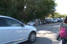 L'afluència de visitants a la Fageda genera aglomeració de cotxes estacionats fins a la urbanització de Can Blanc de Santa Pau