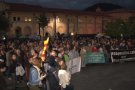 Més de mig miler de persones participen a la concentració davant l'Ajuntament d'Olot en suport a l'organització del 9-N