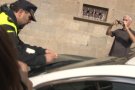 La Policia Municipal d'Olot sanciona la Guàrdia Civil per tenir els cotxes mal estacionats davant l'Ajuntament