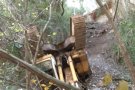 Enretiren el tractor eruga que fa gairebé tres anys va caure a la riera de Sant Aniol d'Aguja