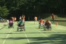 Un centenar d’escolars olotins participen en la segona edició de la Jornada d’Atletisme amb cadira de rodes organitzada pel grup MIFAS Garrotxa