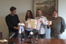La Vall d'en Bas presenta el seu passaport turístic per apropar els visitants als comerços del municipi