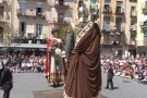 El ball dels gegants i la sardana de Corpus omplen la plaça Major d'Olot per continuar amb la tradició
