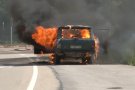 Un vehicle s'incendia en plena carretera al traçat de la C-152 al terme municipal de la Vall d'en Bas