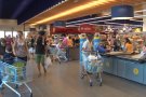 El primer dia del nou supermercat Esclat d'Olot tanca amb un balanç d'uns 3.000 clients