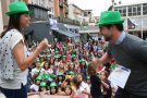 Gairebé dues-centes persones es reuneixen a la plaça del Mig al 3r Campionat Mundial de Pedra, Paper, Tisora dels Murruts