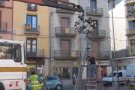 Aquesta setmana han començat els treballs d'instal·lació dels nous suports de llum i engalanament de la plaça Major d'Olot