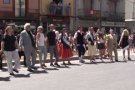 Una trentena de parelles participen a la Sardana de Corpus després de veure ballar els gegants d'Olot