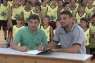 Albert Ventura, capità del Joventut de Badalona, signa la seva renovació durant la visita al campus d'Olot