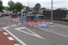 Un camió perd la càrrega de carn a la rotonda de la carretera de Santa Pau d'Olot