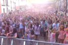 El Passeig de la Muralla s'omple de colors i famílies a la primera Festa Holi de Festes del Tura