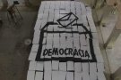 140 persones participen a la performance de l'Assemblea d'Artistes de la Garrotxa pel dret a votar