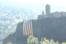 Una estelada de 325 metres quadrats llueix a la cinglera de Castellfollit de la Roca