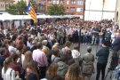 Olot mostra el seu rebuig a l'actuació de la policia estatal amb una concentració davant el consistori