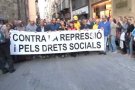 Uns 15.000 garrotxins es manifesten contra la repressió policial i pels drets civils a Olot i desborda el centre de la ciutat