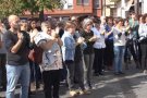 Unes 250 persones s'han concentrat aquest migdia davant de l'Ajuntament d'Olot en suport a Jordi Cuixart i Jordi Sànchez