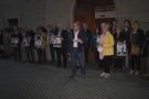 Centenars de persones reclamen la llibertat dels presos polítics davant l'Ajuntament d'Olot