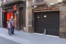 Seguiment desigual a les grans empreses de la comarca i persianes abaixades als comerços d'Olot durant la jornada de vaga