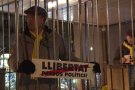 Un centenar de persones es concentren davant la instal·lació 'Un poble empresonat' per demanar l'alliberament de Junqueras, Forn i els Jordis