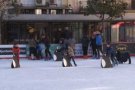 Prop d'un miler de persones, la majoria nens i nenes, ja han patinat a la pista de gel d'Olot