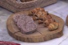 Les carnisseries garrotxines combinen tradició i innovació en la festivitat del 'dijous llarder'
